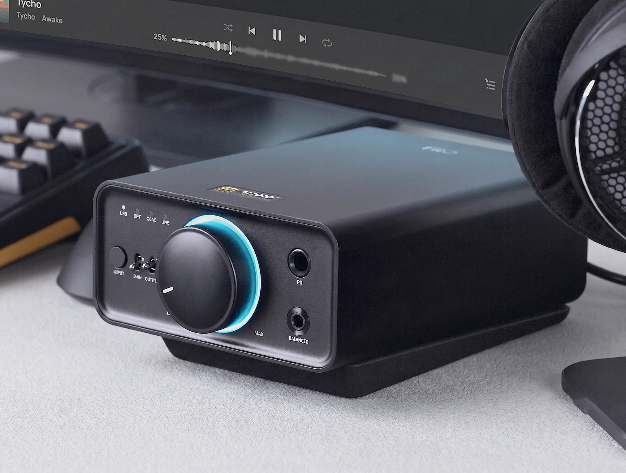 ЦАП и усилитель для наушников FiiO K7: черный корпус, регулятор громкости с подсветкой и разъемы на передней панели.