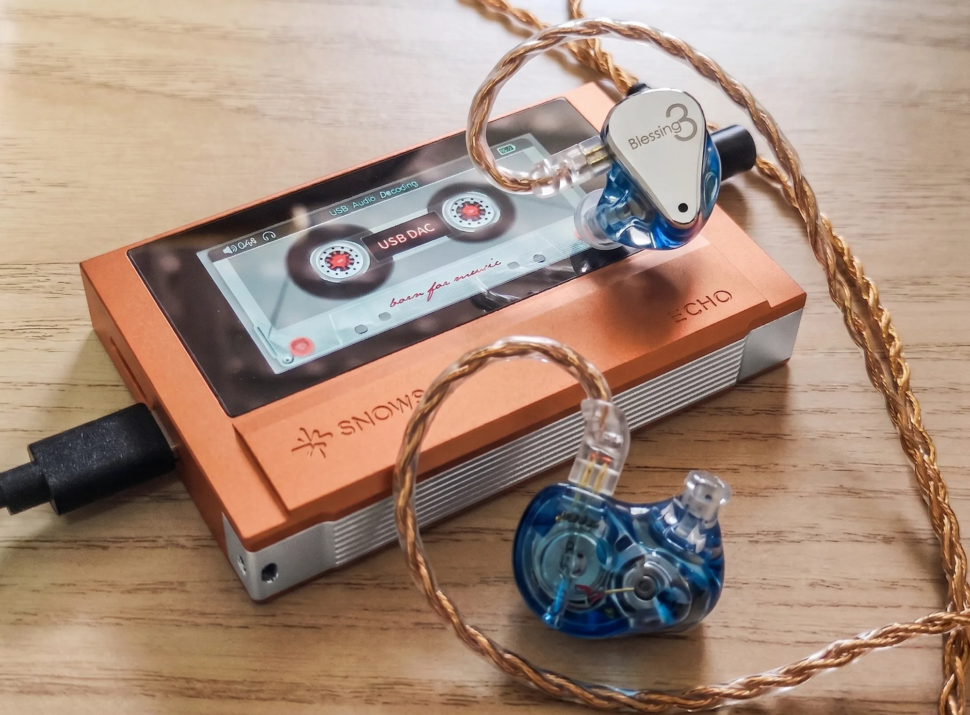 Плеер FiiO Snowsky ECHO: оранжевый корпус на столе с кабелем и проводными наушниками Moondrop Blessing 3.