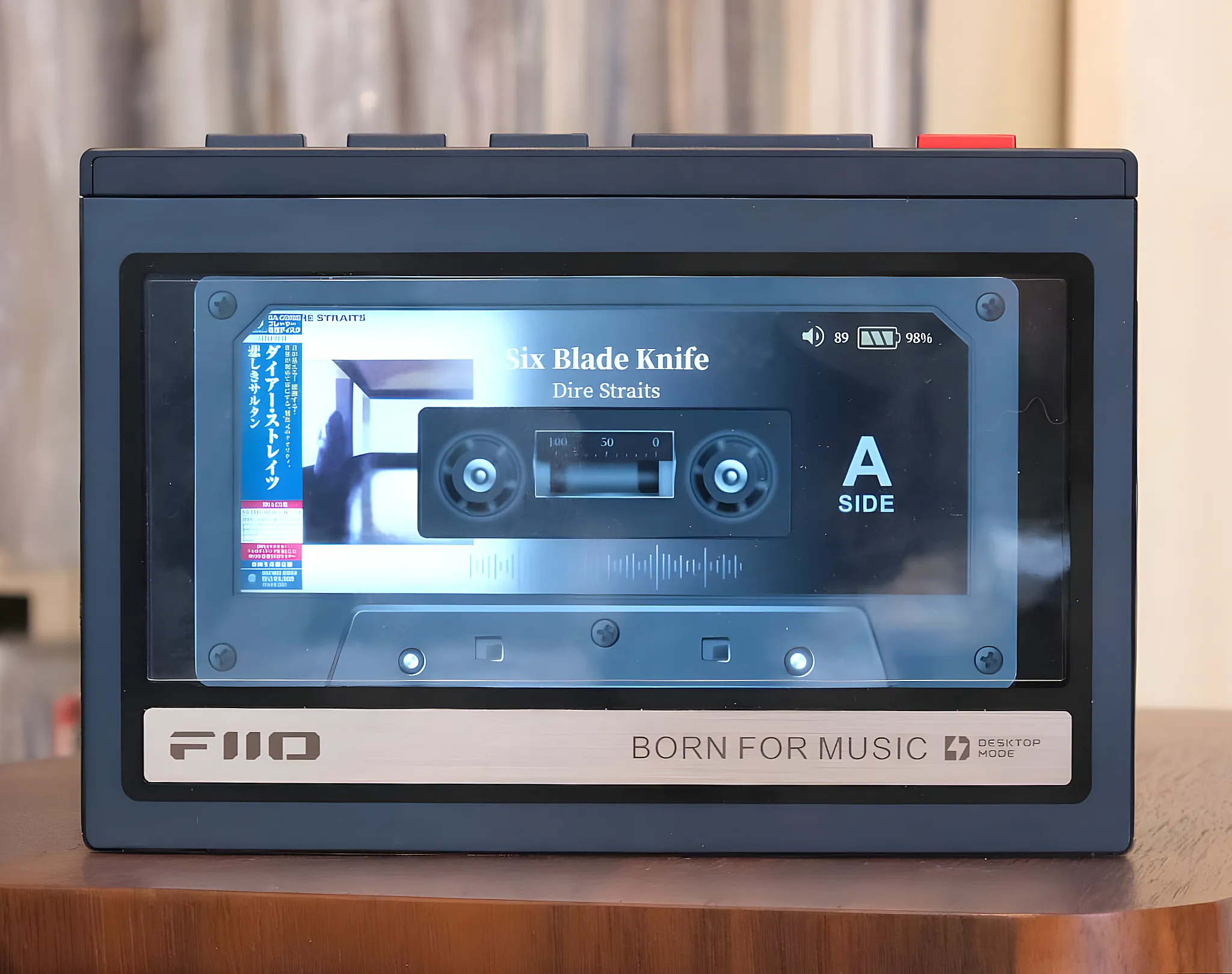 Плеер FiiO M21 в чехле SK-M21C: фронтальный вид, экран с кассетным интерфейсом и панель Born for Music.