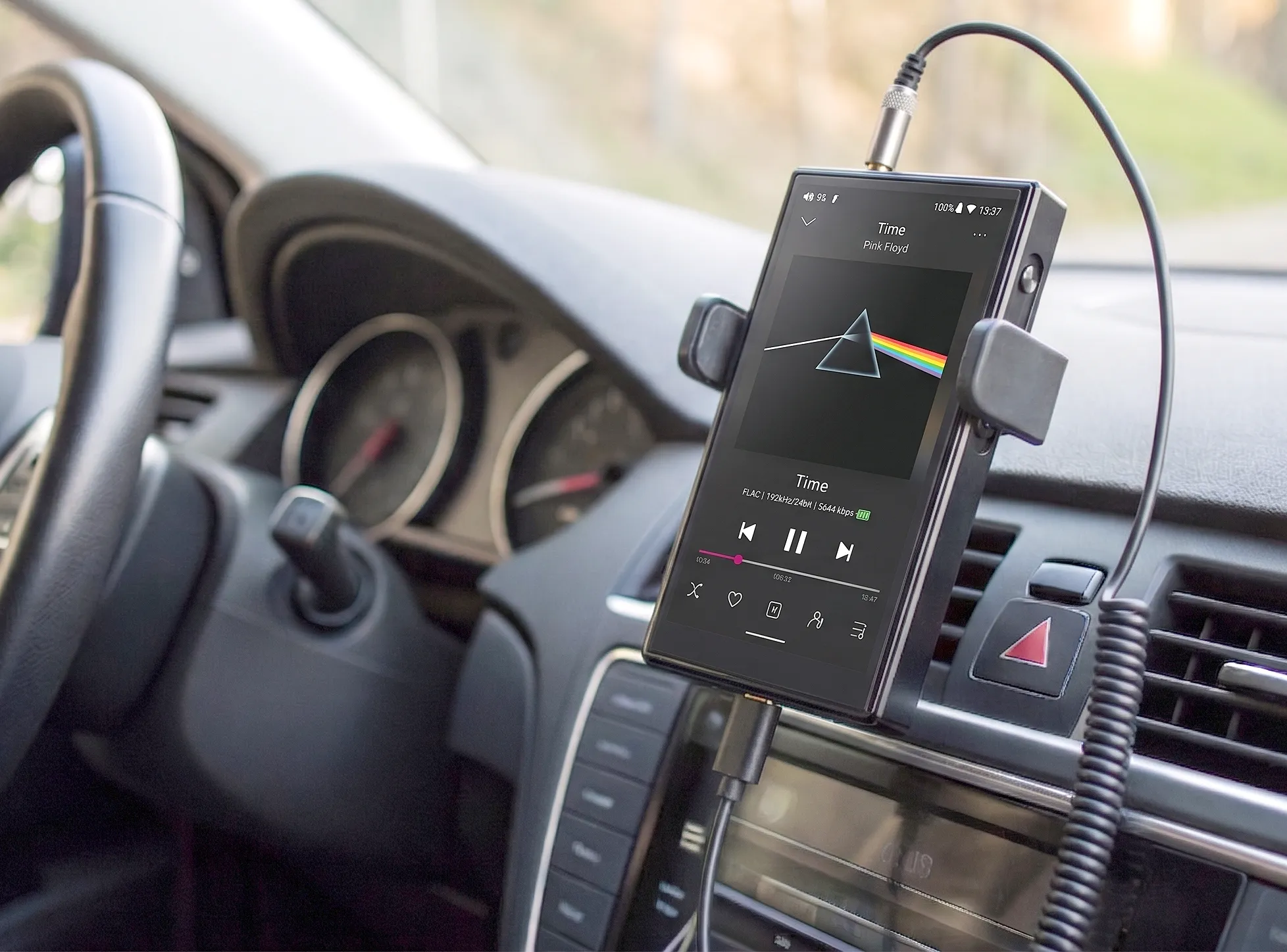 Плеер FiiO M21 в автомобильном держателе: режим Car Mode на экране, подключены аудиокабель и питание в салоне авто.