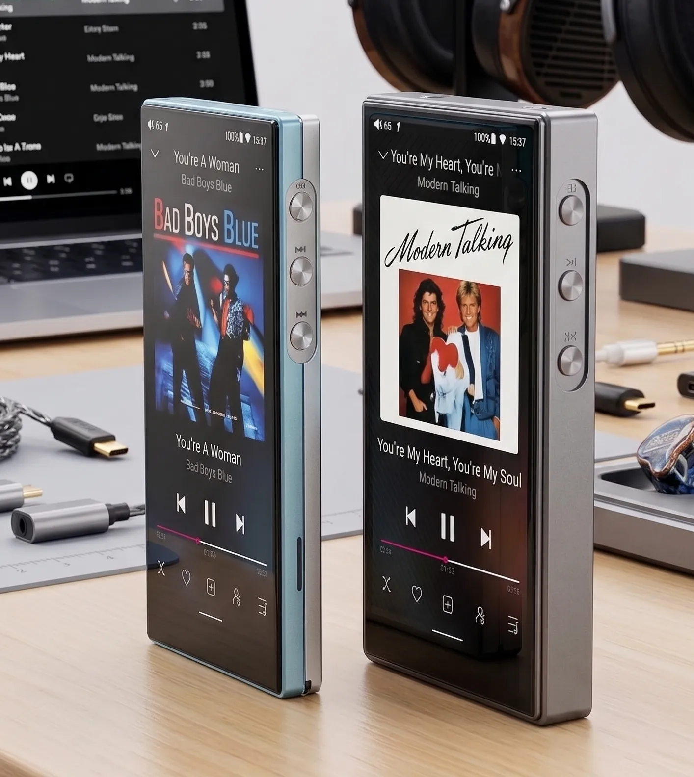 Сравнение плееров FiiO JM21 и FiiO M21: устройства стоят вертикально рядом на рабочем столе с включенными экранами.