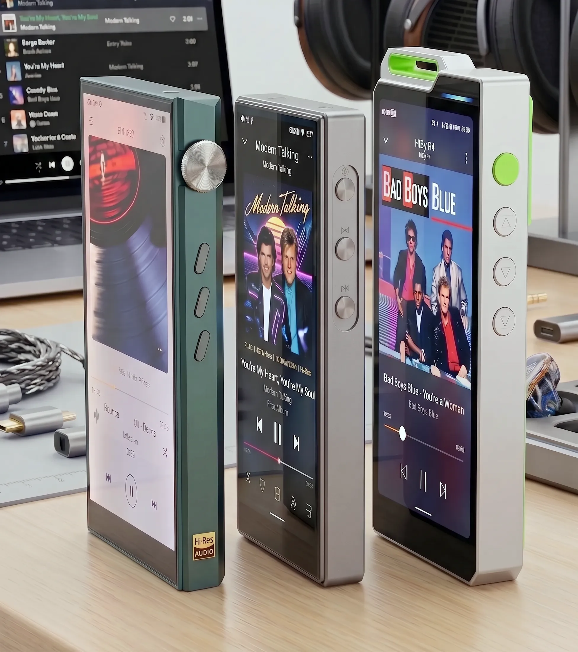 Сравнение плееров iBasso DX180, FiiO M21 и HiBy R4: три устройства стоят в ряд на рабочем столе с включенными экранами.