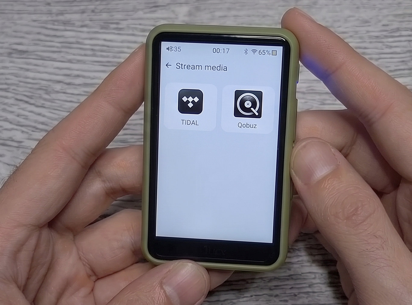 Плеер HiBy R1: Скриншот экрана с меню потокового вещания Tidal и Qobuz.