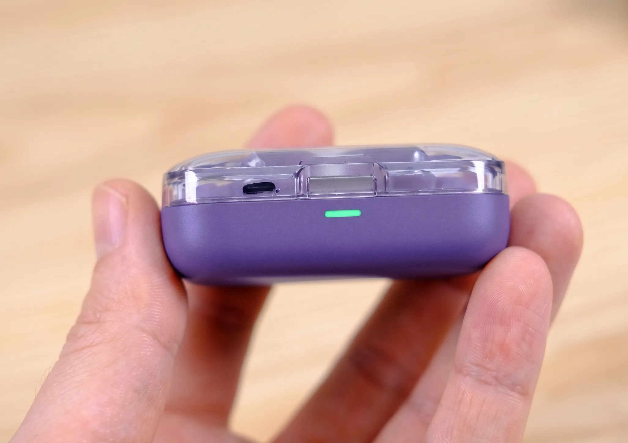 Зарядный кейс Realme Buds Air 7 в руке: демонстрация отсутствия выемки под палец на стыке крышки и кейса.
