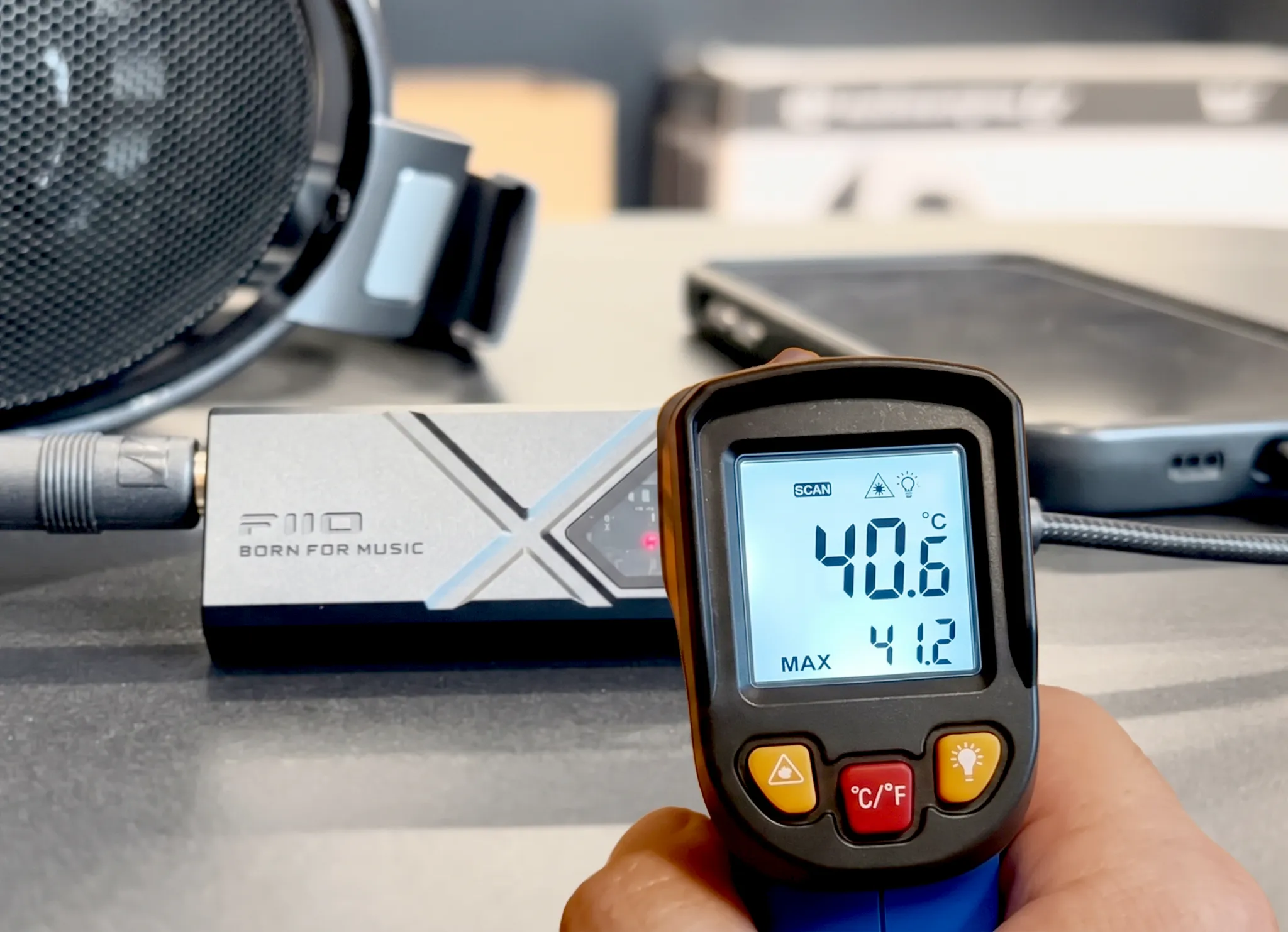 Измерение температуры портативного ЦАП-усилителя FiiO KA13 пирометром: фиксация нагрева корпуса до 40,6 градусов.