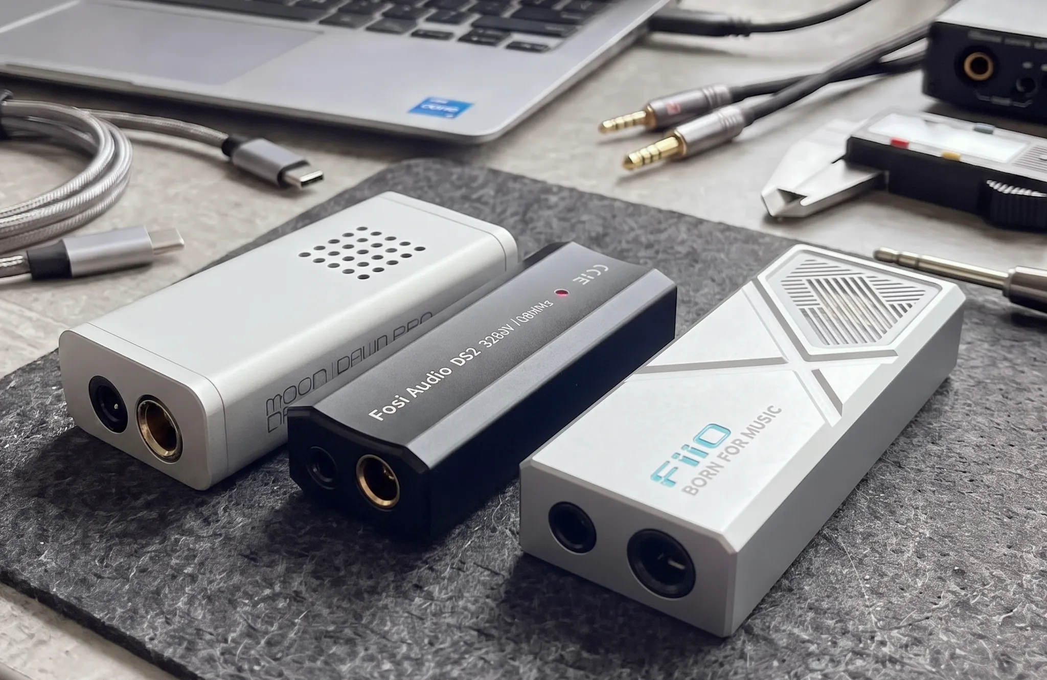 Сравнение портативных ЦАП-усилителей FiiO KA13, Moondrop Dawn Pro 2 и Fosi Audio DS2: сопоставление габаритов, разъемов и дизайна корпусов.