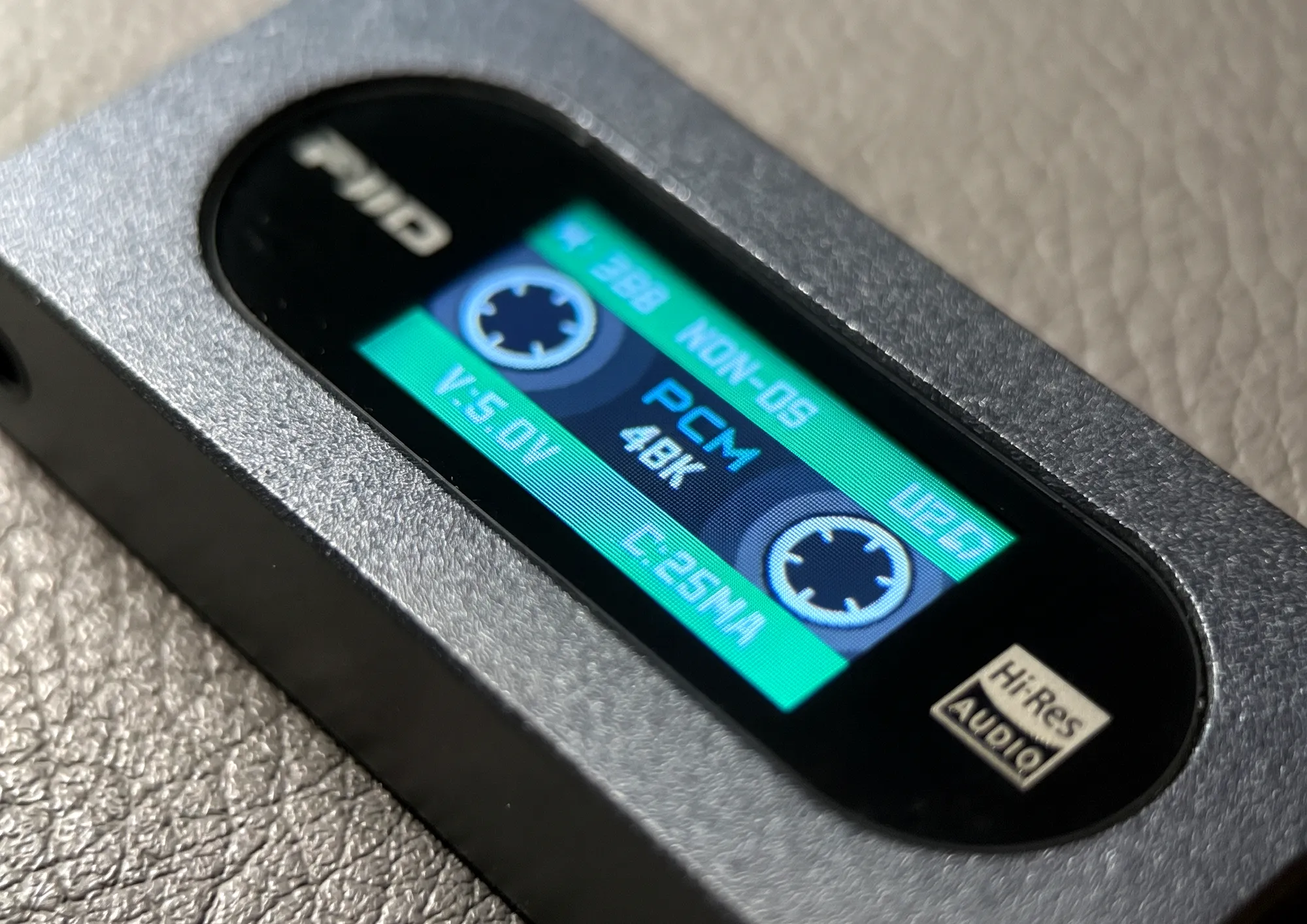 ЦАП усилитель FiiO KA15: IPS дисплей с винтажной анимацией вращающейся кассеты.