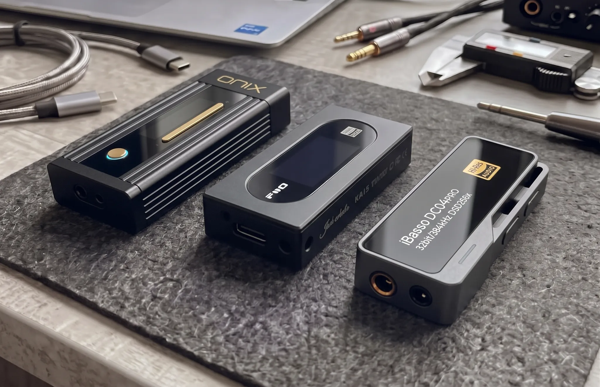 Сравнение портативных ЦАПов/усмлителей: FiiO KA15, Onix Alpha XI1 и iBasso DC04 Pro.