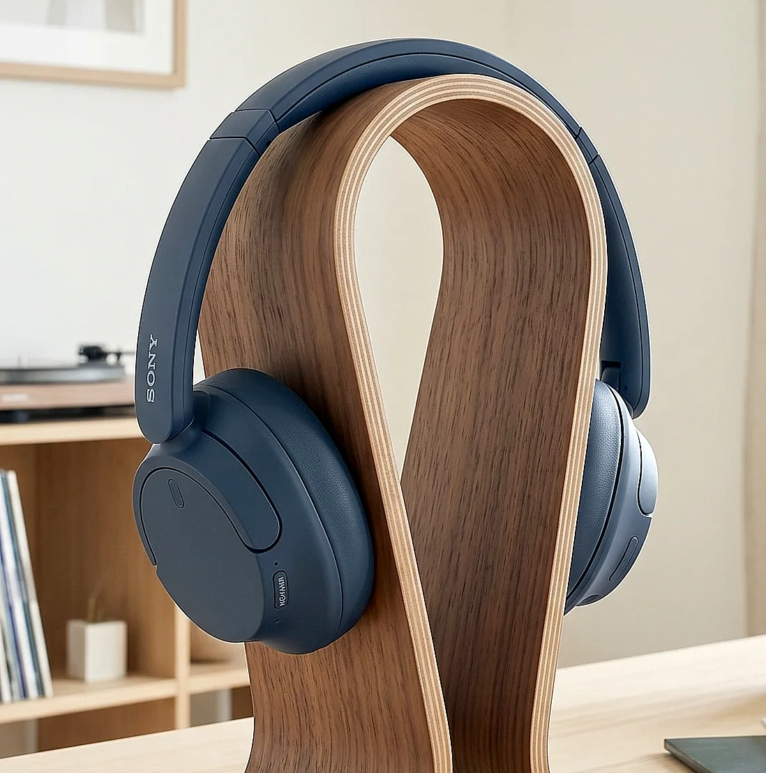 Наушники Sony WH-CH720N синего цвета на подставке с овальными чашками и логотипом бренда.