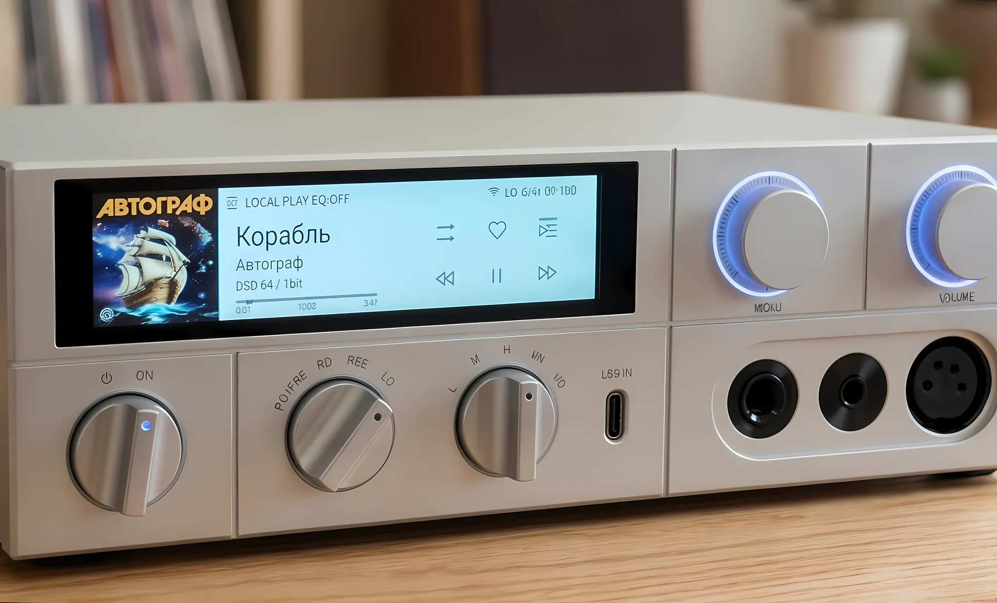 ЦАП-усилитель FiiO K15 в режиме автономного плеера: цветной дисплей с интерфейсом воспроизведения Local Play, обложкой трека формата DSD.