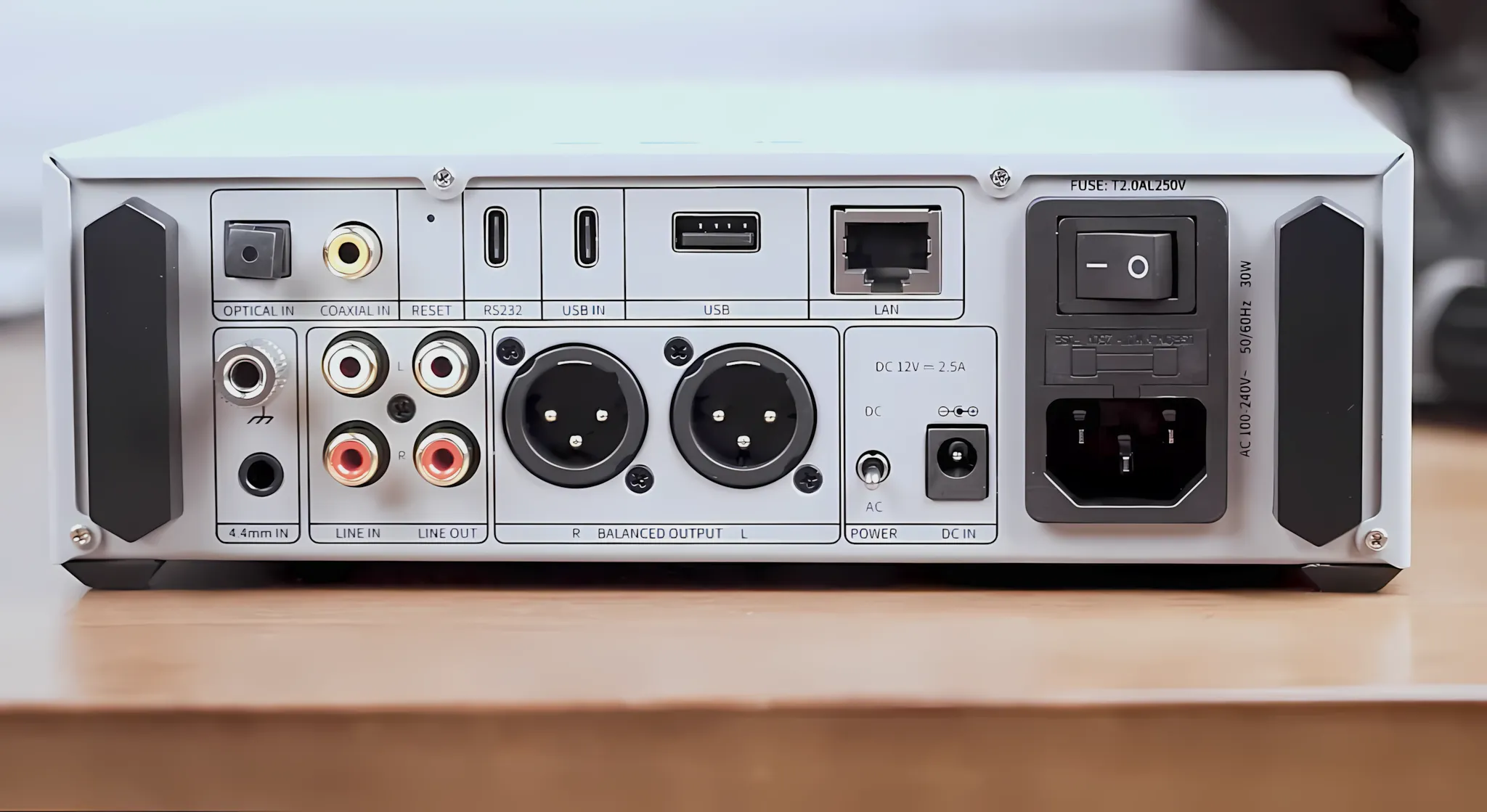 Задняя панель интерфейсов ЦАП-усилителя FiiO K15: разъемы питания AC/DC, балансные XLR-выходы, линейные входы/выходы RCA, цифровые порты USB, оптический, коаксиальный и сетевой разъем LAN.