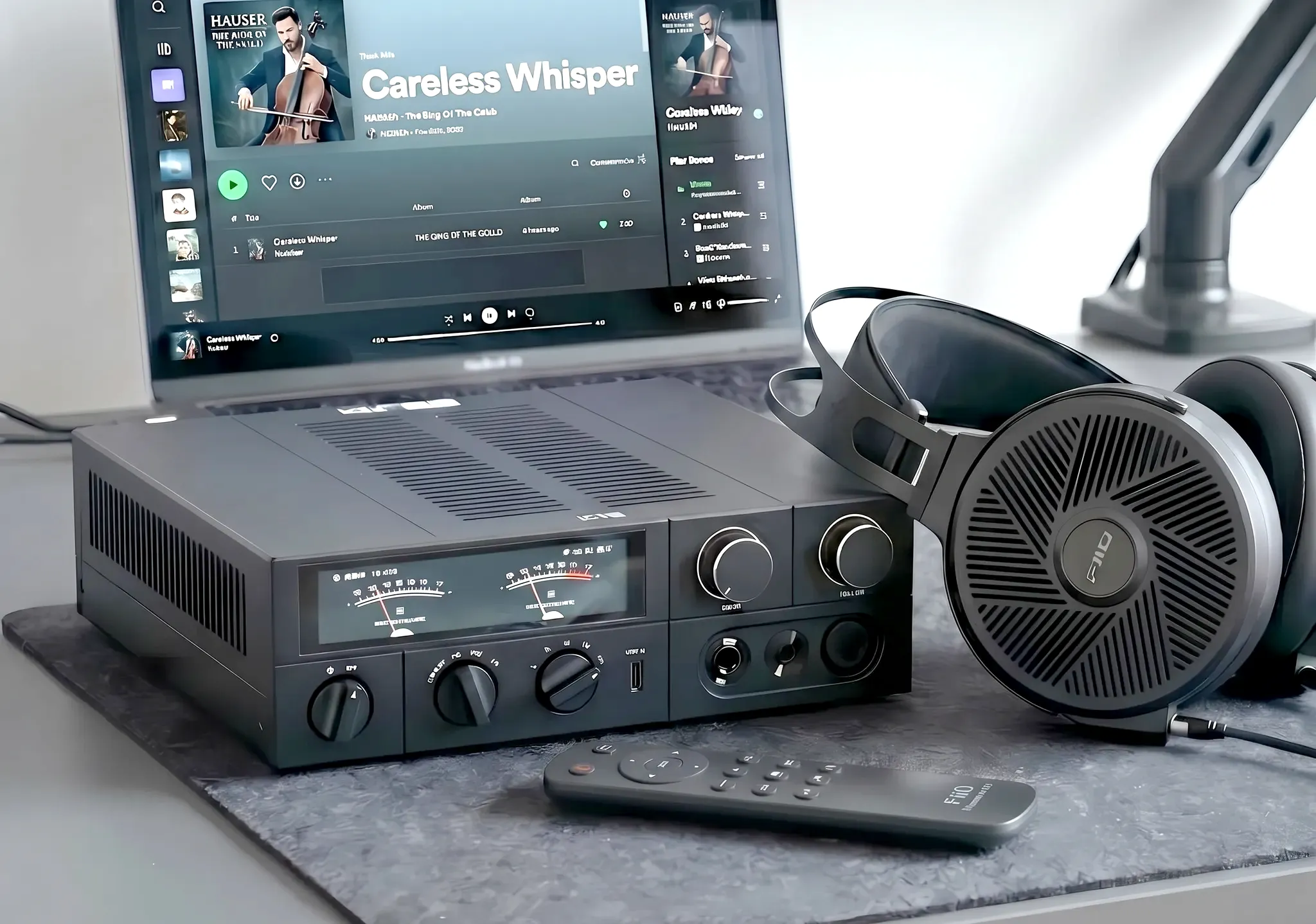 Настольный ЦАП-усилитель FiiO K15 с ретро-стрелочными индикаторами, пультом ДУ и полноразмерными наушниками FiiO.