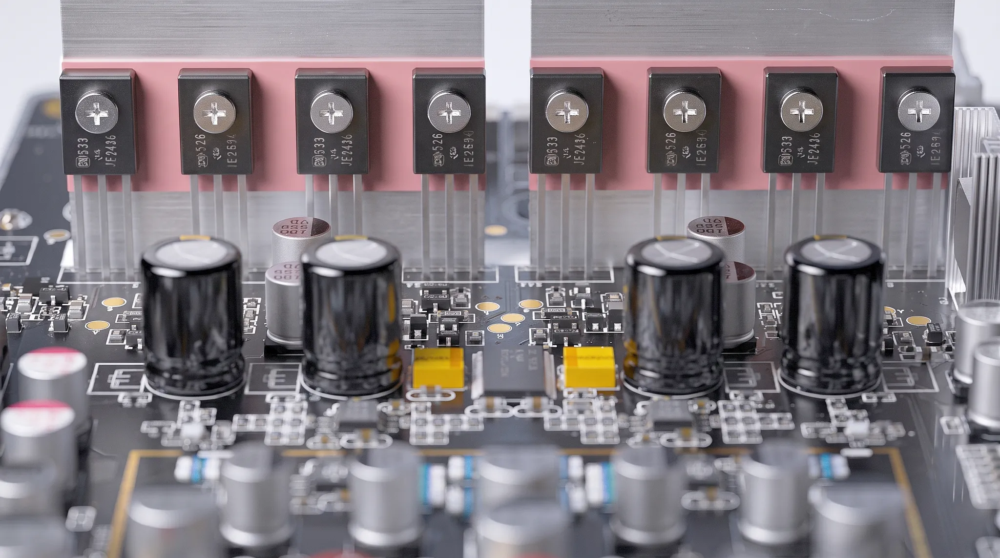  Плата аналогового усилителя FiiO K15: выходные каскады на транзисторах Semiconductor, радиаторы охлаждения и конденсаторы обвязки питания.