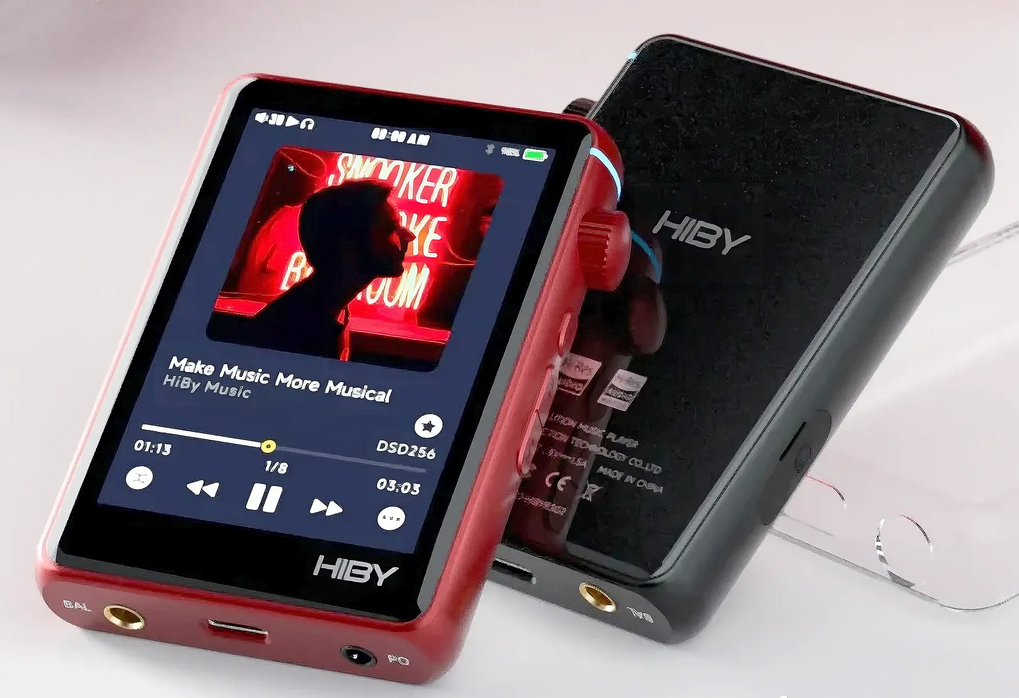 Ответ Gemini Hi-Res плеер HiBy R3 II – красный корпус спереди и черный сзади. Видны экран, колесо громкости, разъемы 4.4 мм, 3.5 мм и USB-C снизу, чехол в кадре.