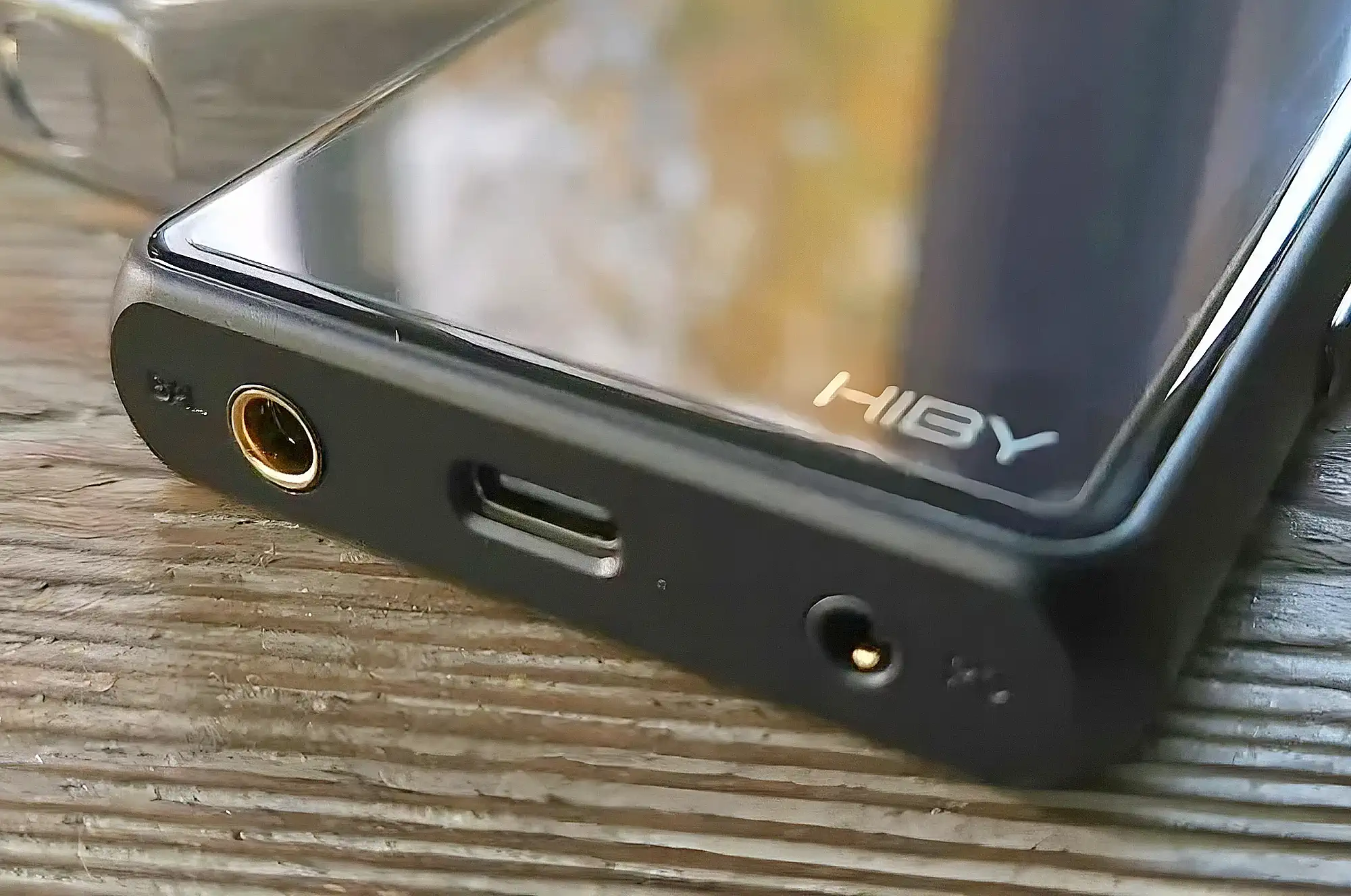 Нижняя грань HiBy R3 II с балансным выходом 4.4 мм, USB-C и разъемом 3.5 мм крупным планом.