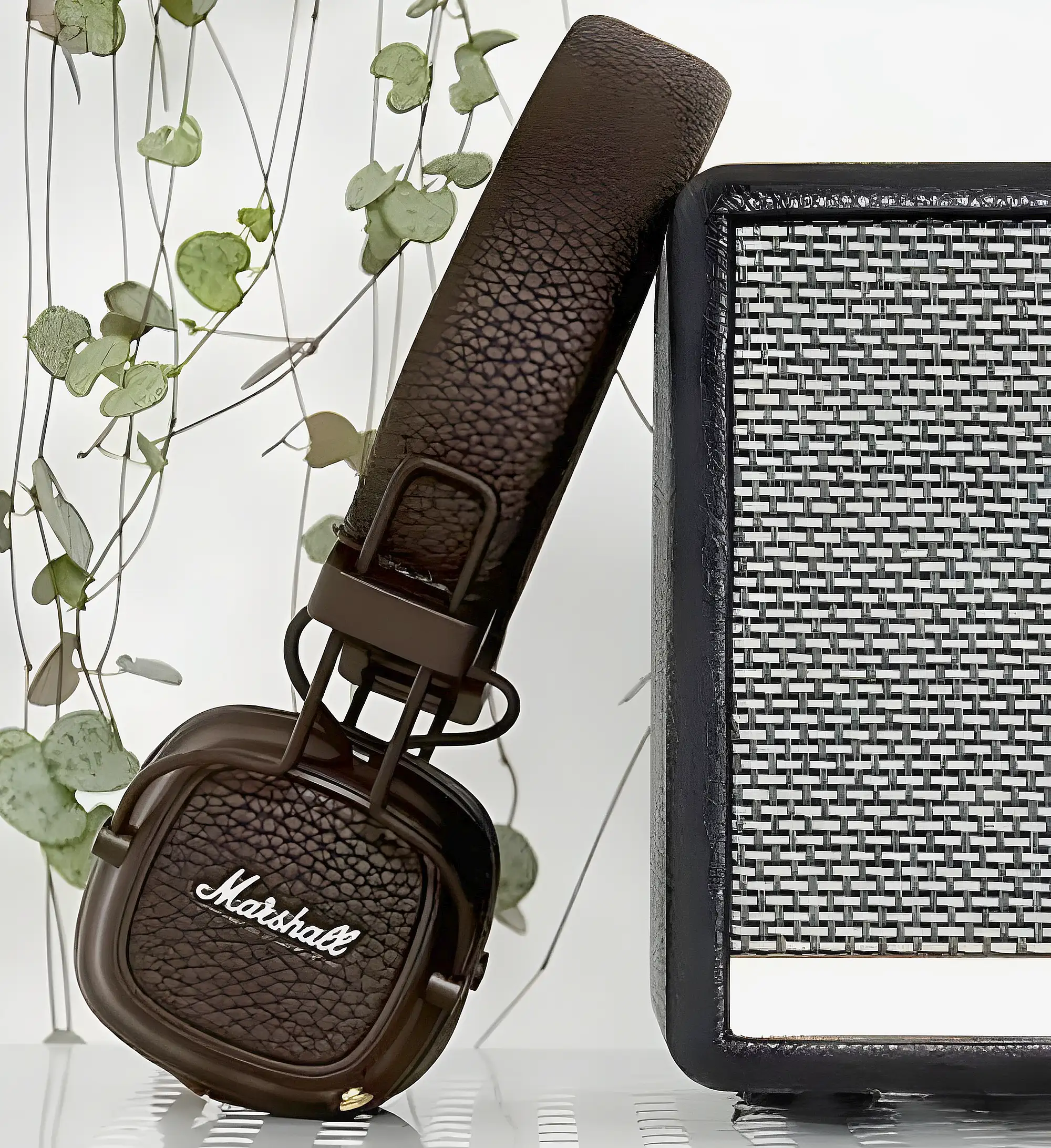 Marshall Major V дизайн наушников отсылает к классическим гитарным усилителям Marshall