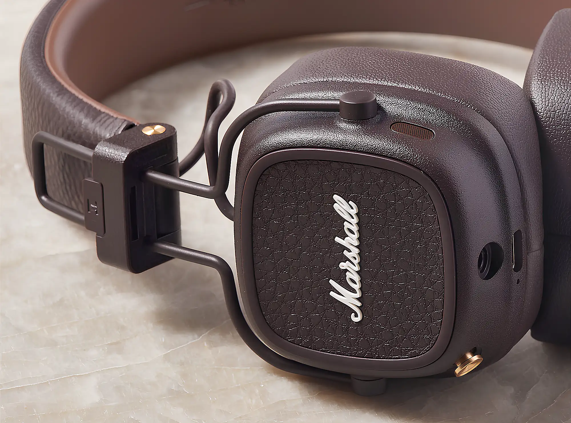 Marshall Major V металлические петли в местах крепления чашек к оголовью