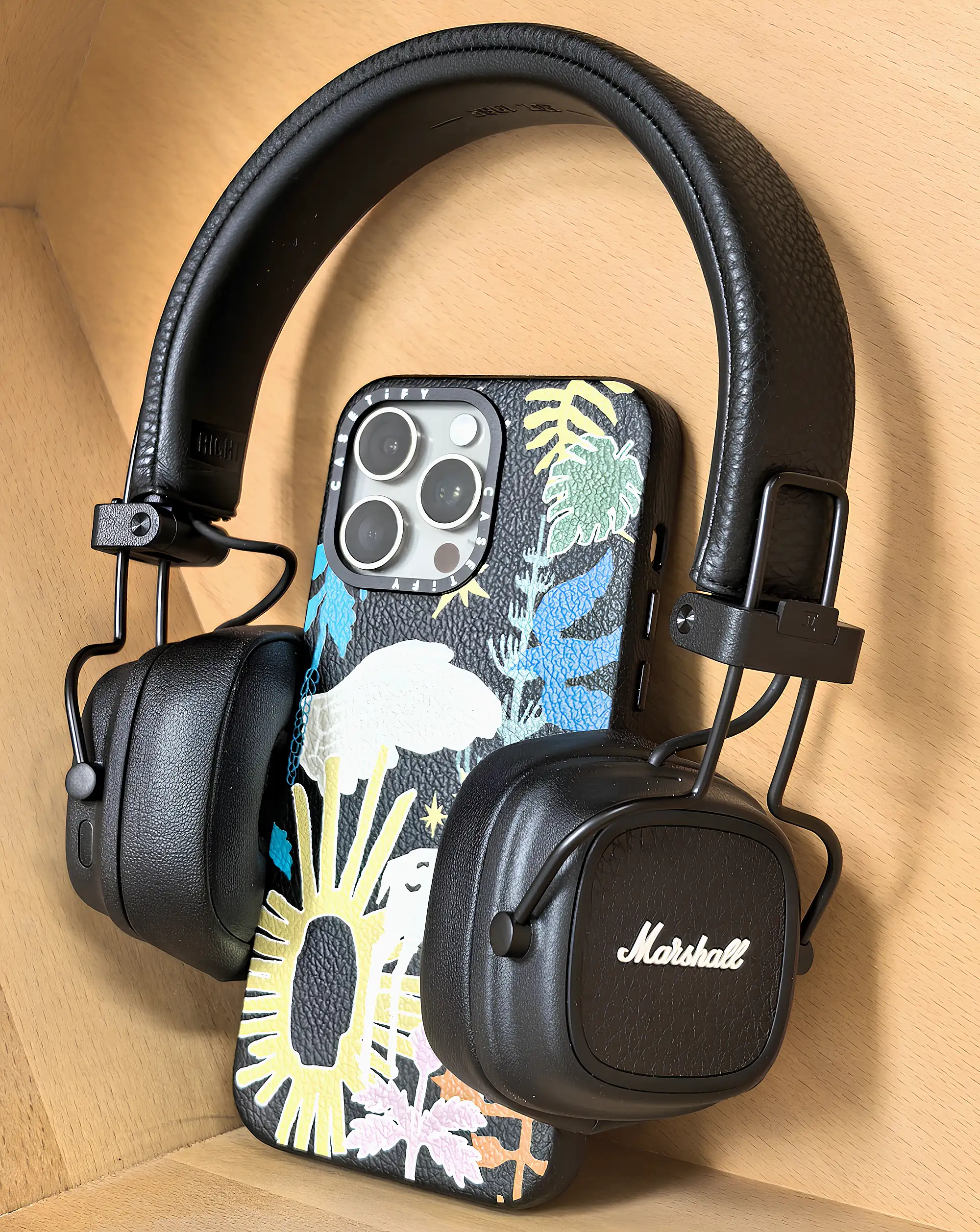 Marshall Major V наушники в паре с Айфоном