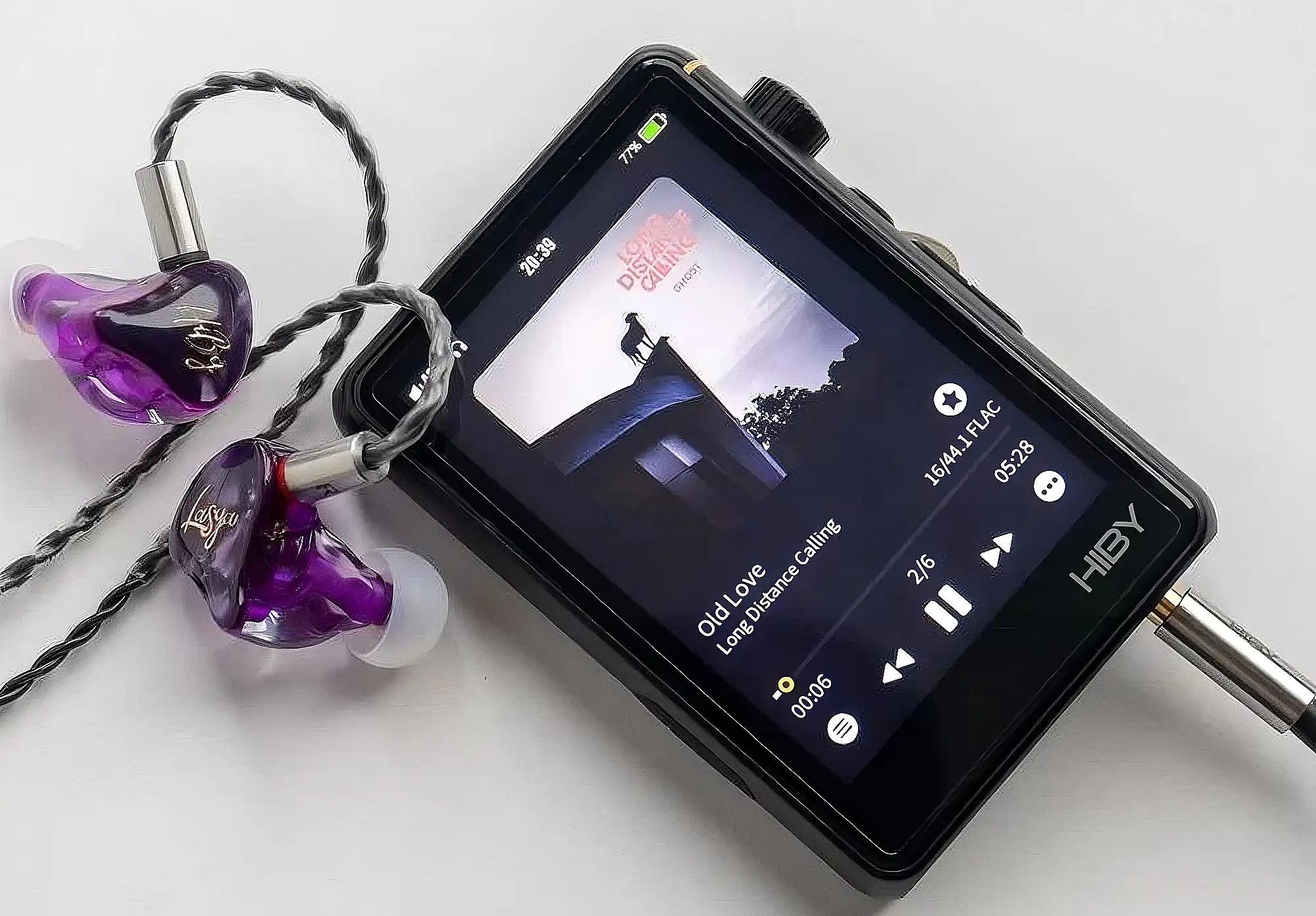 Плеер HiBy R3 II и фиолетовые IEM-наушники с подключенным кабелем. Вид сверху под углом.
