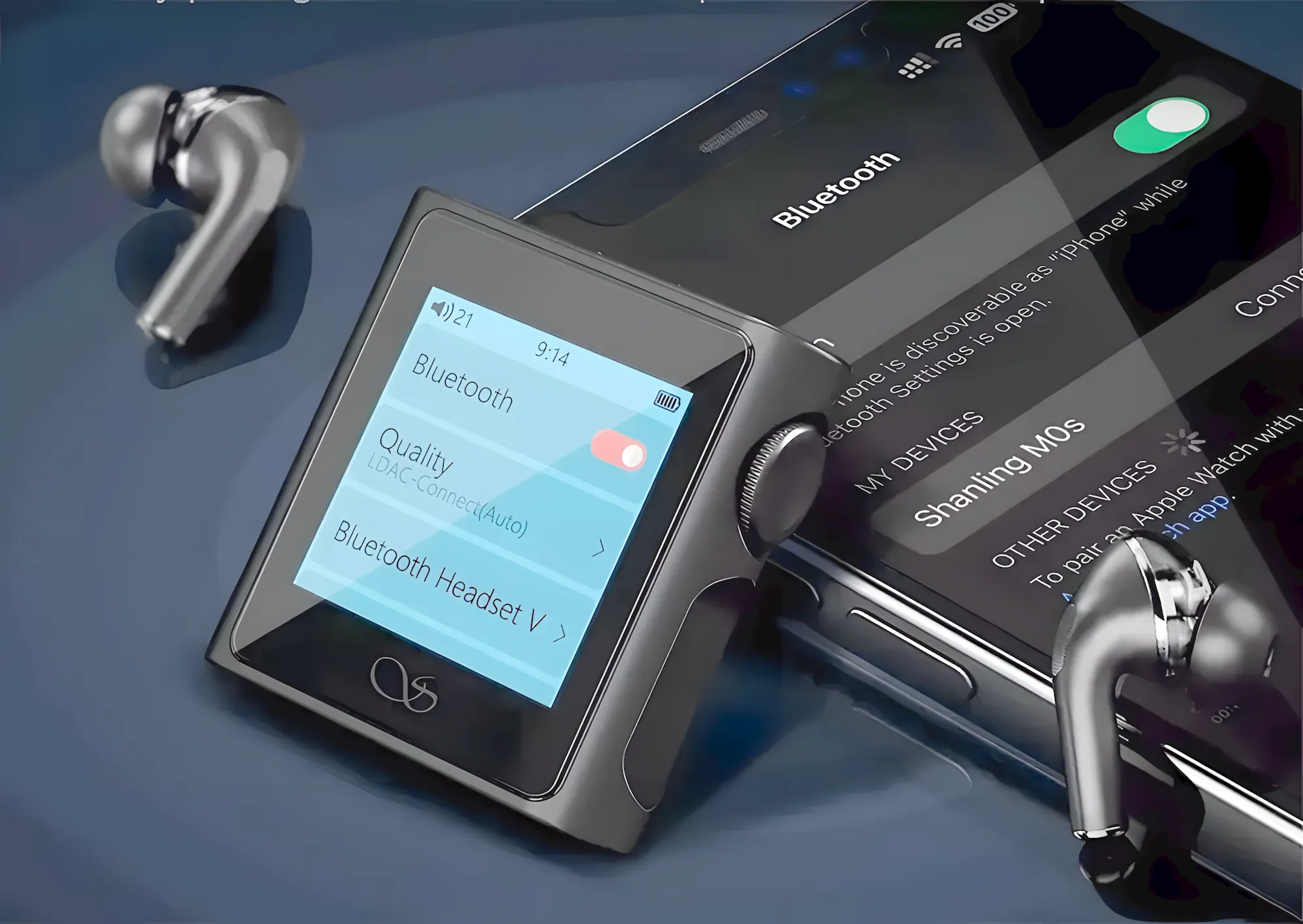 Плеер Shanling M0s, смартфон с меню Bluetooth и TWS-наушники на синем фоне.