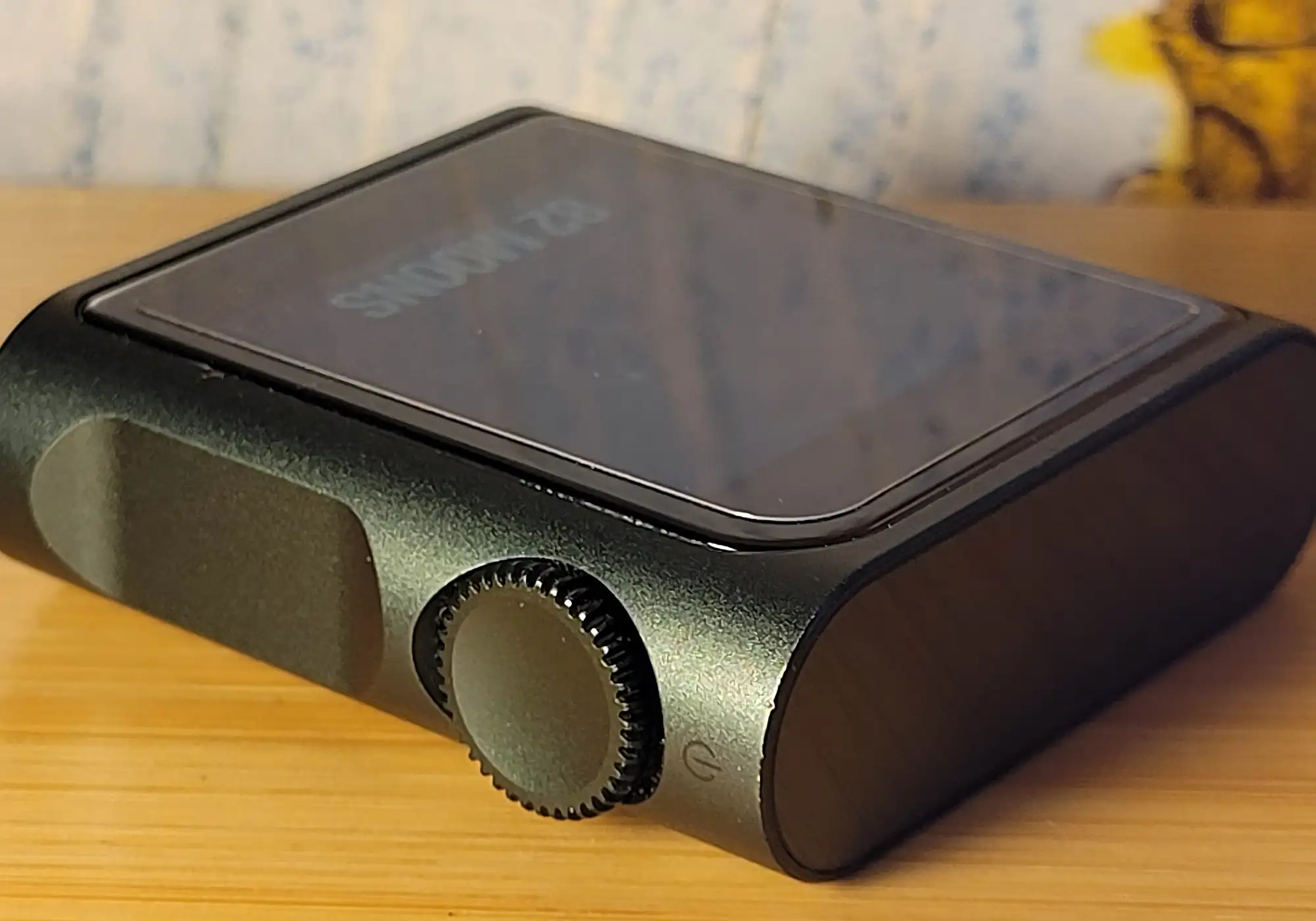 Колесо громкости Shanling M0 Pro: ребристый энкодер с кнопкой питания крупным планом.