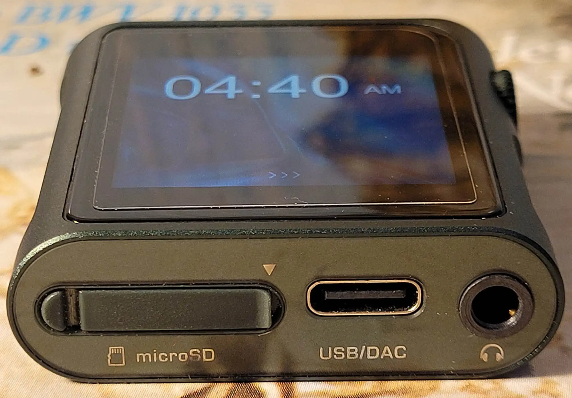 Нижняя панель Shanling M0 Pro: слот microSD, USB-C и разъем 3.5 мм крупным планом.