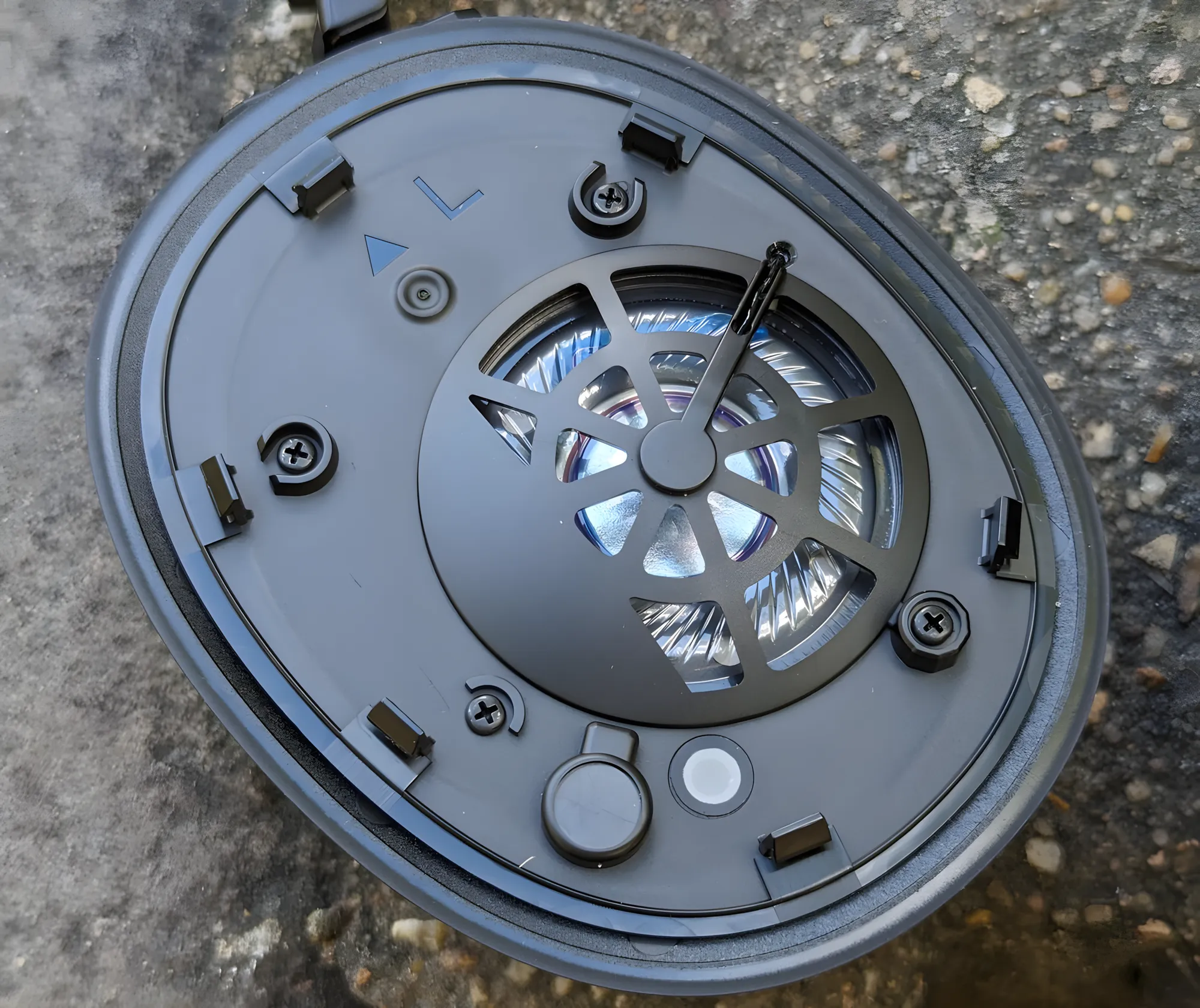 Внутренности чашки JBL Live 770NC без амбушюра: в центре открытый динамический драйвер под перфорированной решёткой, вокруг видны винты, фиксаторы и маркировка канала L.