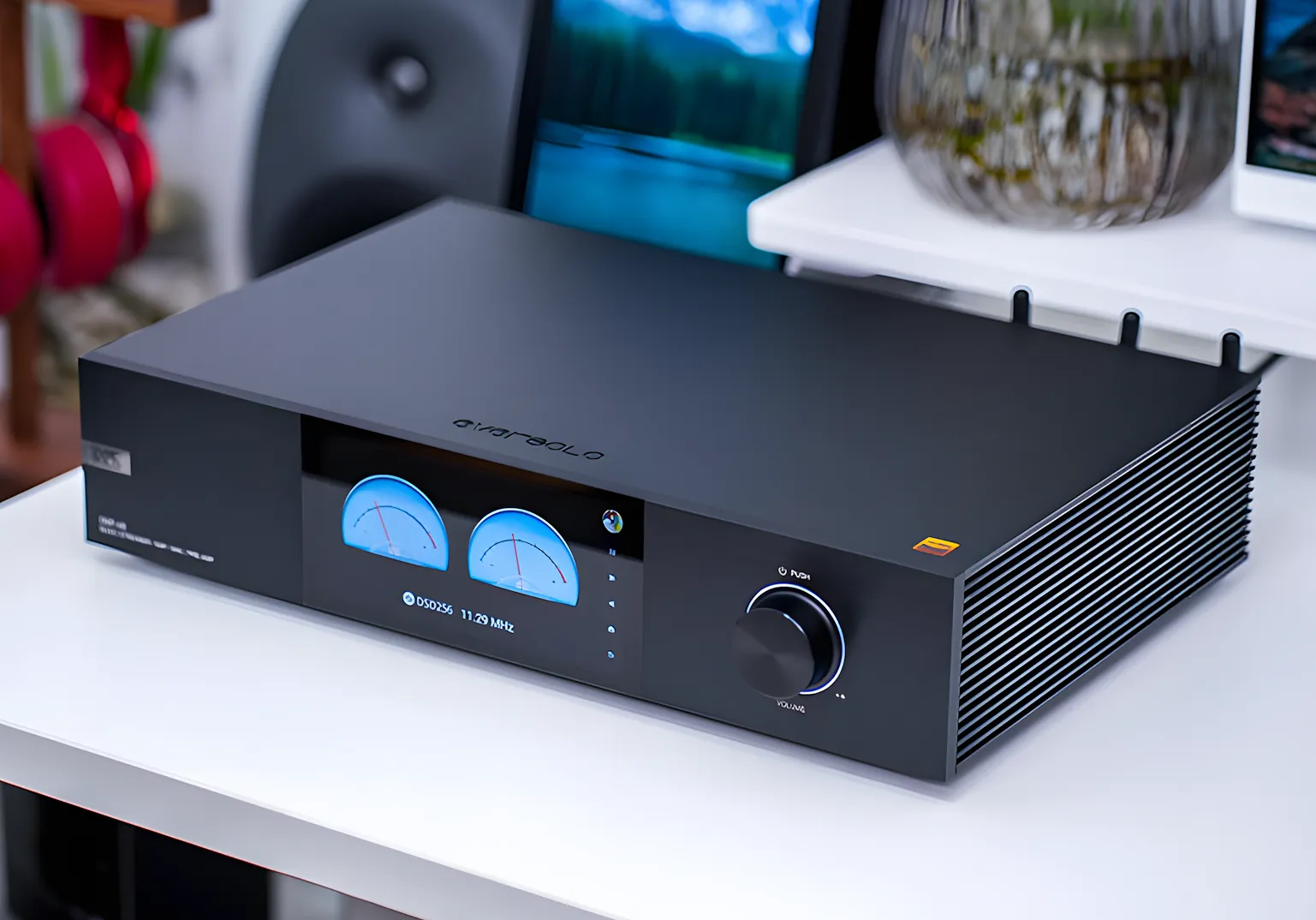 Стример Eversolo DMP-A8 с экраном VU-метров и регулятором громкости на белом столе.
