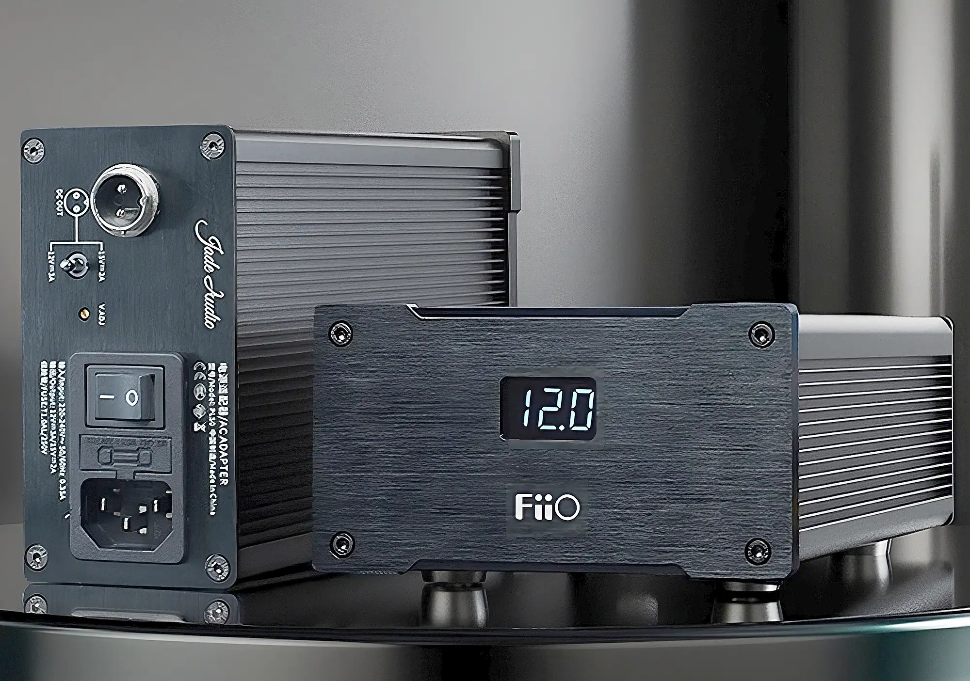 Блок питания FiiO PL50: вольтметр на передней панели и разъемы на задней.