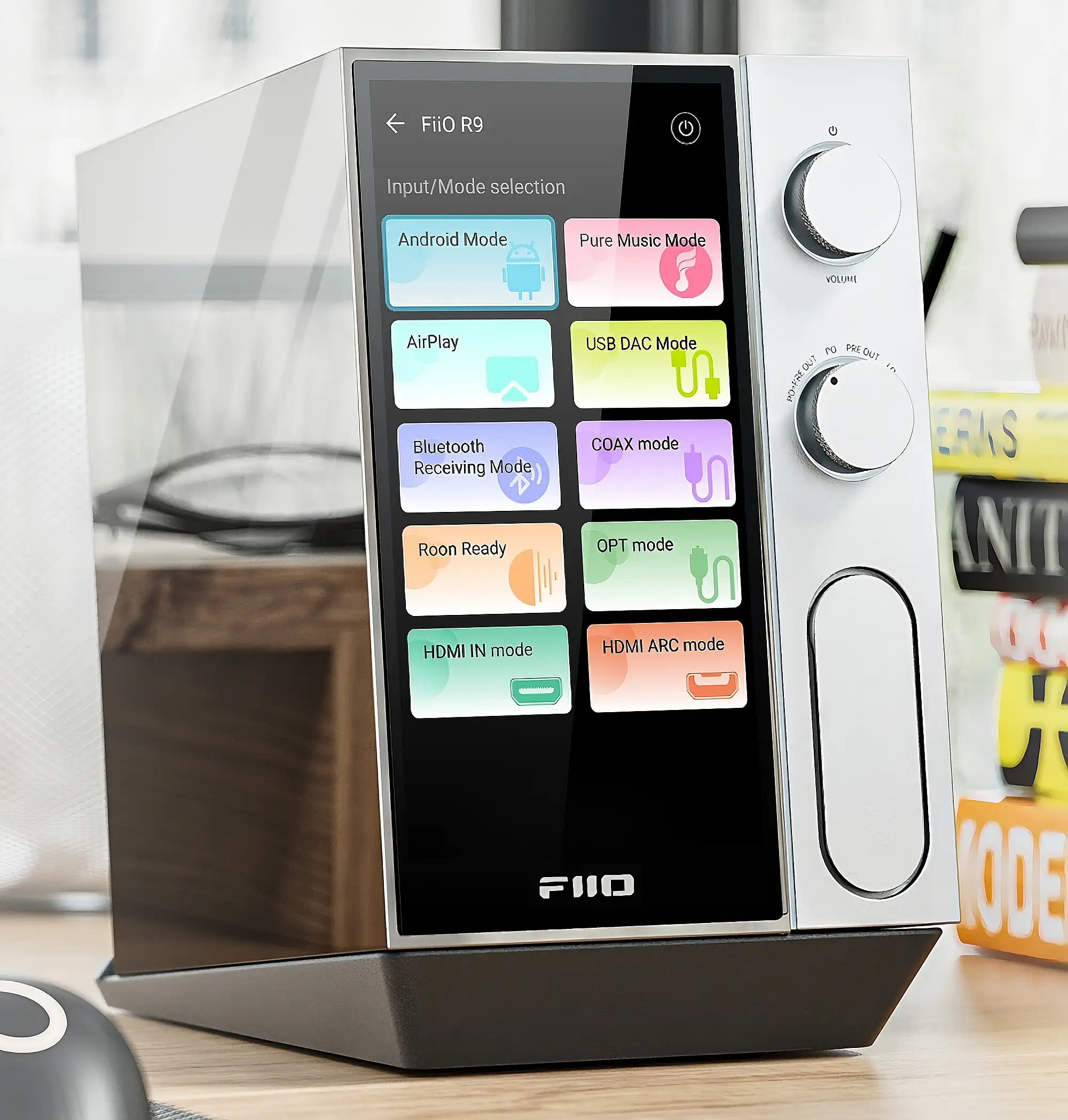 Стример FiiO R9 с меню режимов на дисплее и серебристыми ручками управления.